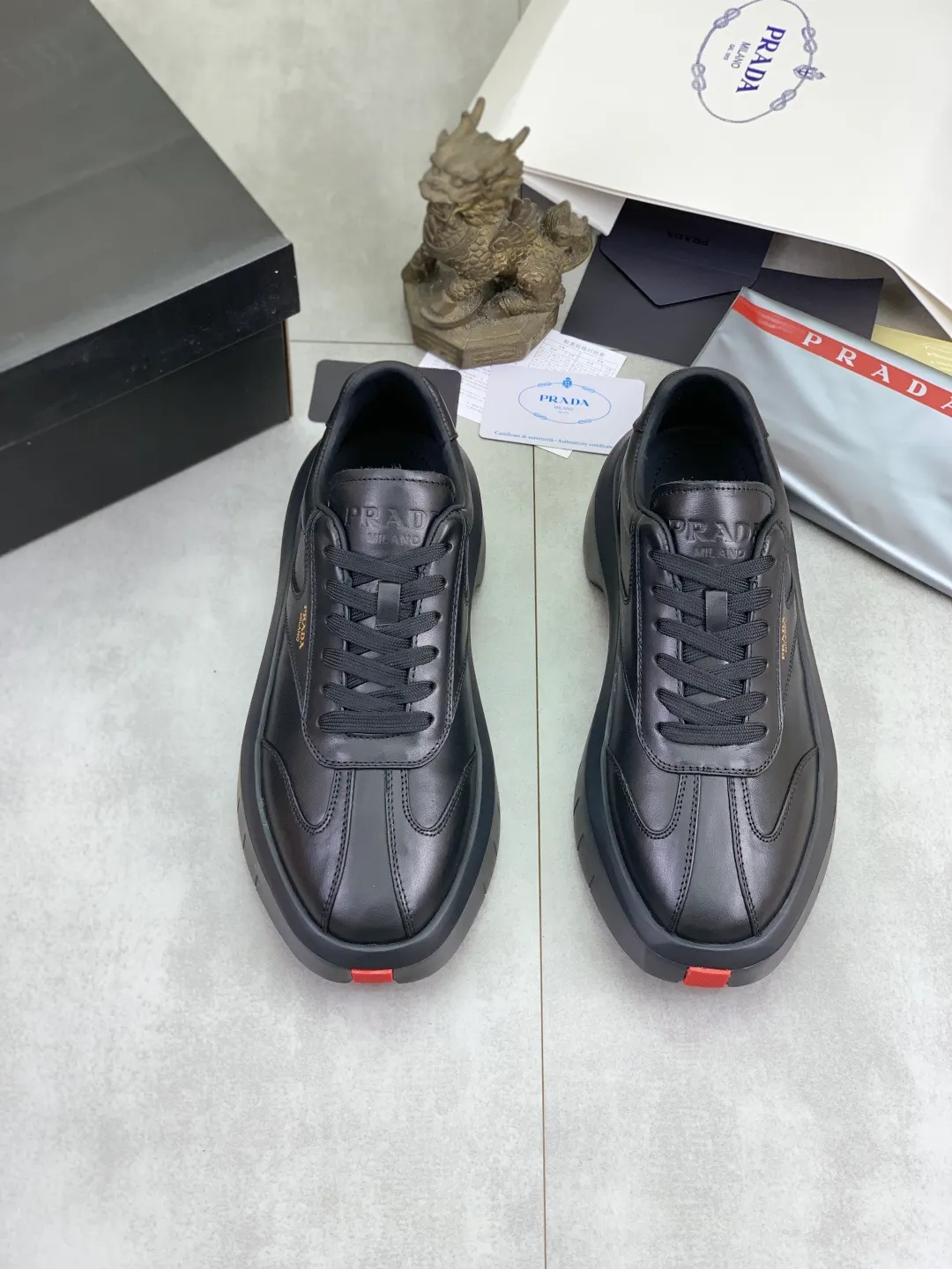 Men's shoes 💰P600💰[New model] The top version is available on the official website, 🆘 The trendy brand (Prada) mainly promotes the popular model, avant-garde and versatile fashionable men's shoes, private version mold opening, cowhide surface splicing 1:1.. Fashionable and simple, original imported cowhide lining cowhide feet; the atmosphere and personality are more fashionable, eye-catching and pursuing class. It will subvert the old idea and be a must-have for fashion trendsetters with you! Must keep it for yourself! Tall and comfortable, large and low, high-end quality workmanship. The new high-end outsole on the official website. Size: 38-45. Available in black and white.